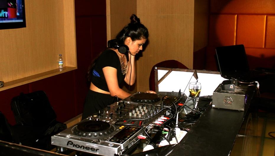 female disco jockey gujarat